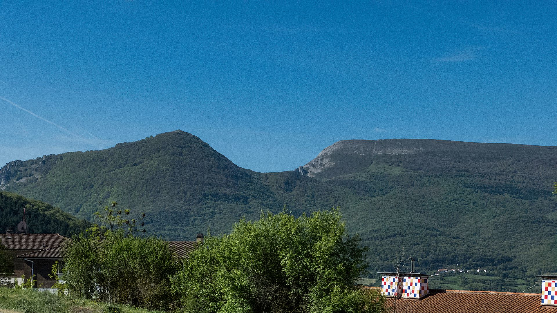 Vista del Gaztelu y Txurregui desde Irurtzun